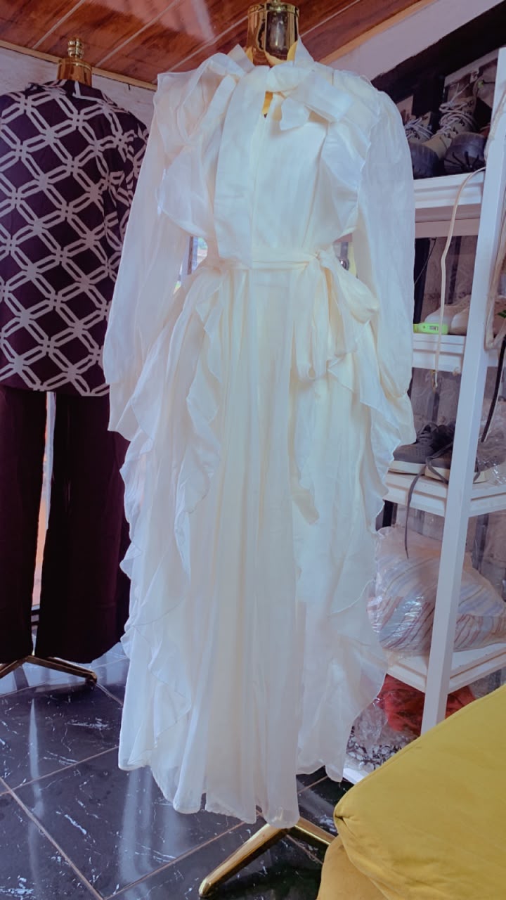 đ ROBE LONGUE Ă VOLANTS ET NĆUD