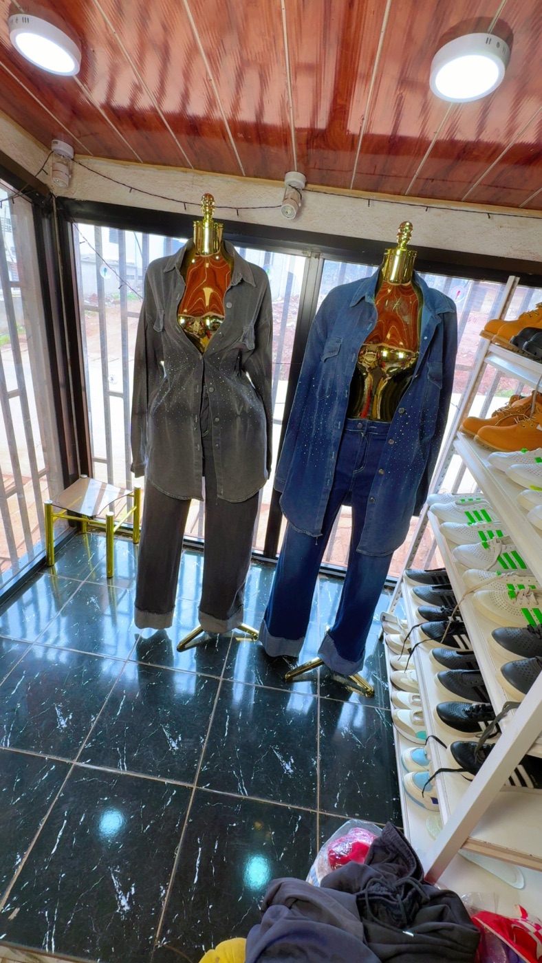 đ ENSEMBLE CHEMISE ET PANTALON EN JEAN