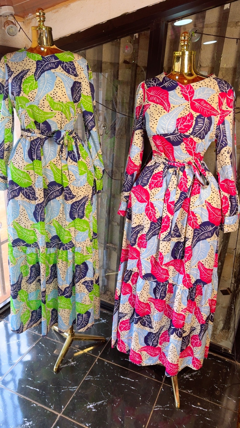 👗 ROBE LONGUE FLEURIE À CEINTURE